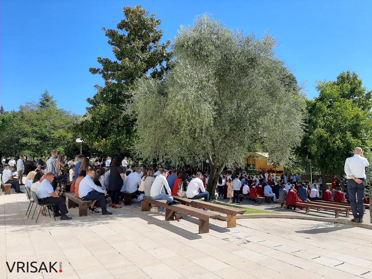 Svečano u župi Humac: 163 mladića i djevojaka primilo sakrament Krizme