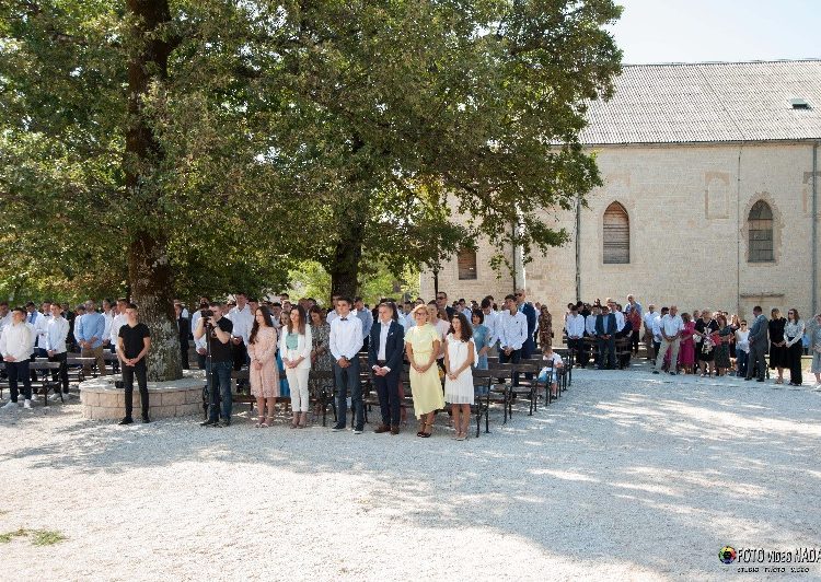 Svečano u Posušju: 120 krizmanika primilo darove Duha Svetoga