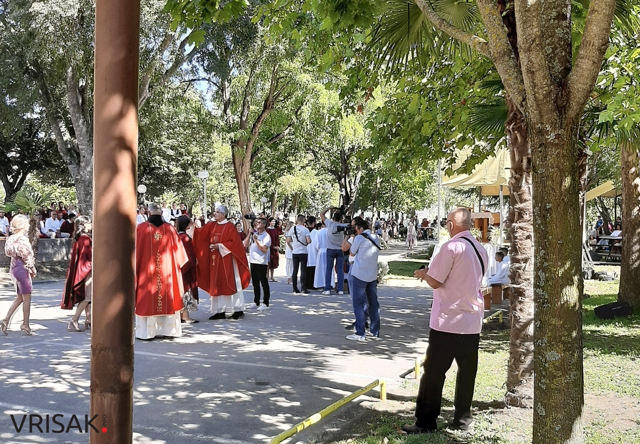 Svečano u župi Humac: 163 mladića i djevojaka primilo sakrament Krizme