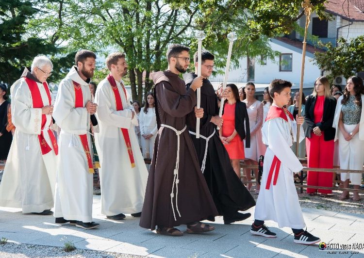 Svečano u Posušju: 120 krizmanika primilo darove Duha Svetoga