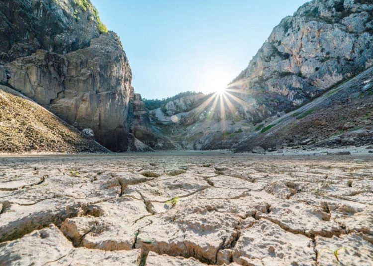 FOTO/Modro jezero bez kapi vode: Želite li prošetati ‘Mjesečevom površinom‘, ovo je idealna prilika
