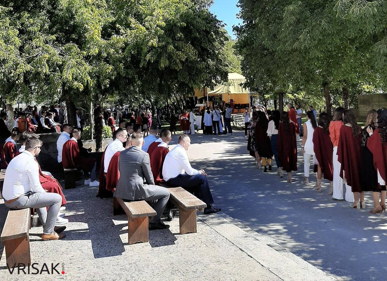 Svečano u župi Humac: 163 mladića i djevojaka primilo sakrament Krizme