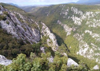 Pripadnici HGSS-a spasili djevojku iz kanjona Podružje kod Mostara