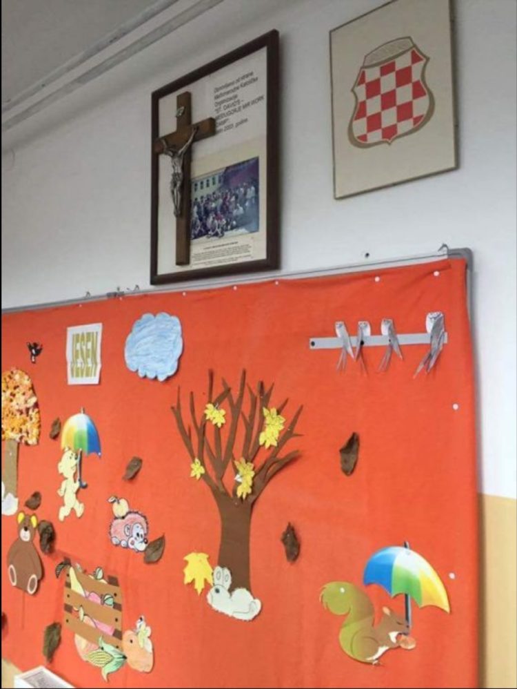 Novinar Sanel Kajan: U pojedinim školama u HNŽ-u istaknuti su križevi i obilježja jednog naroda
