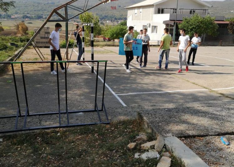 U dvorištu škole Kočerin postavljeno parking stajalište za bicikla