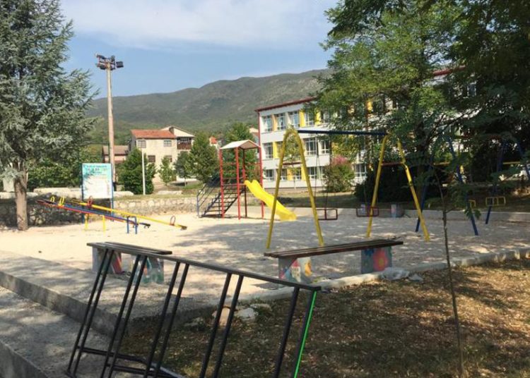 U dvorištu škole Kočerin postavljeno parking stajalište za bicikla