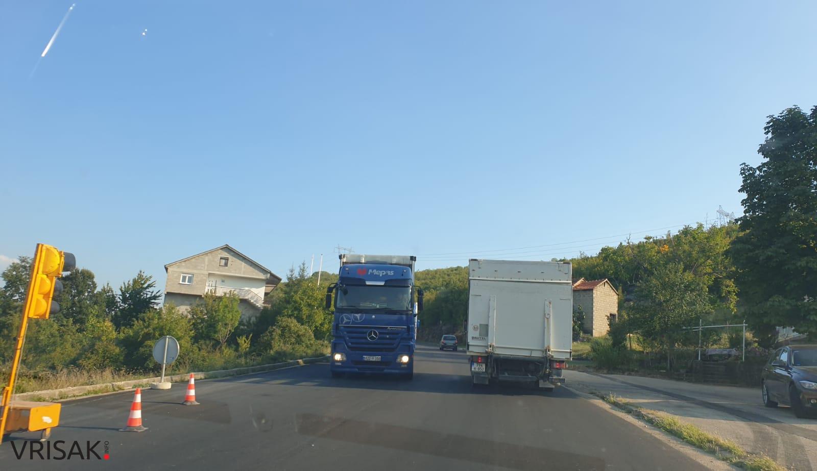 U tijeku radovi na cesti u Privalju (FOTO)