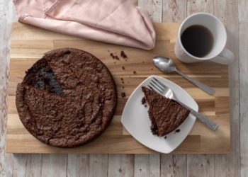 Jednostavan i brz recept za sočnu tortu Black Magic