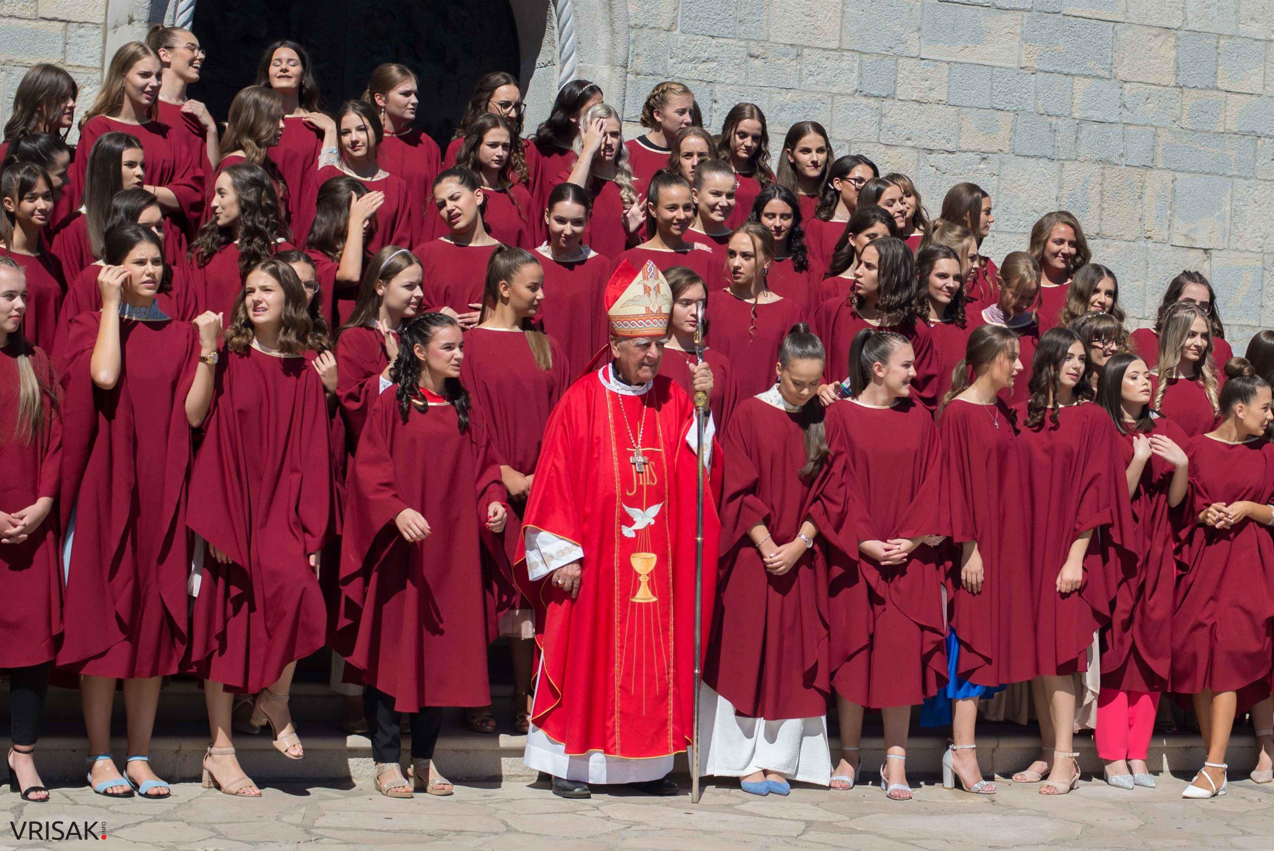 Svečano u župi Humac: 163 mladića i djevojaka primilo sakrament Krizme