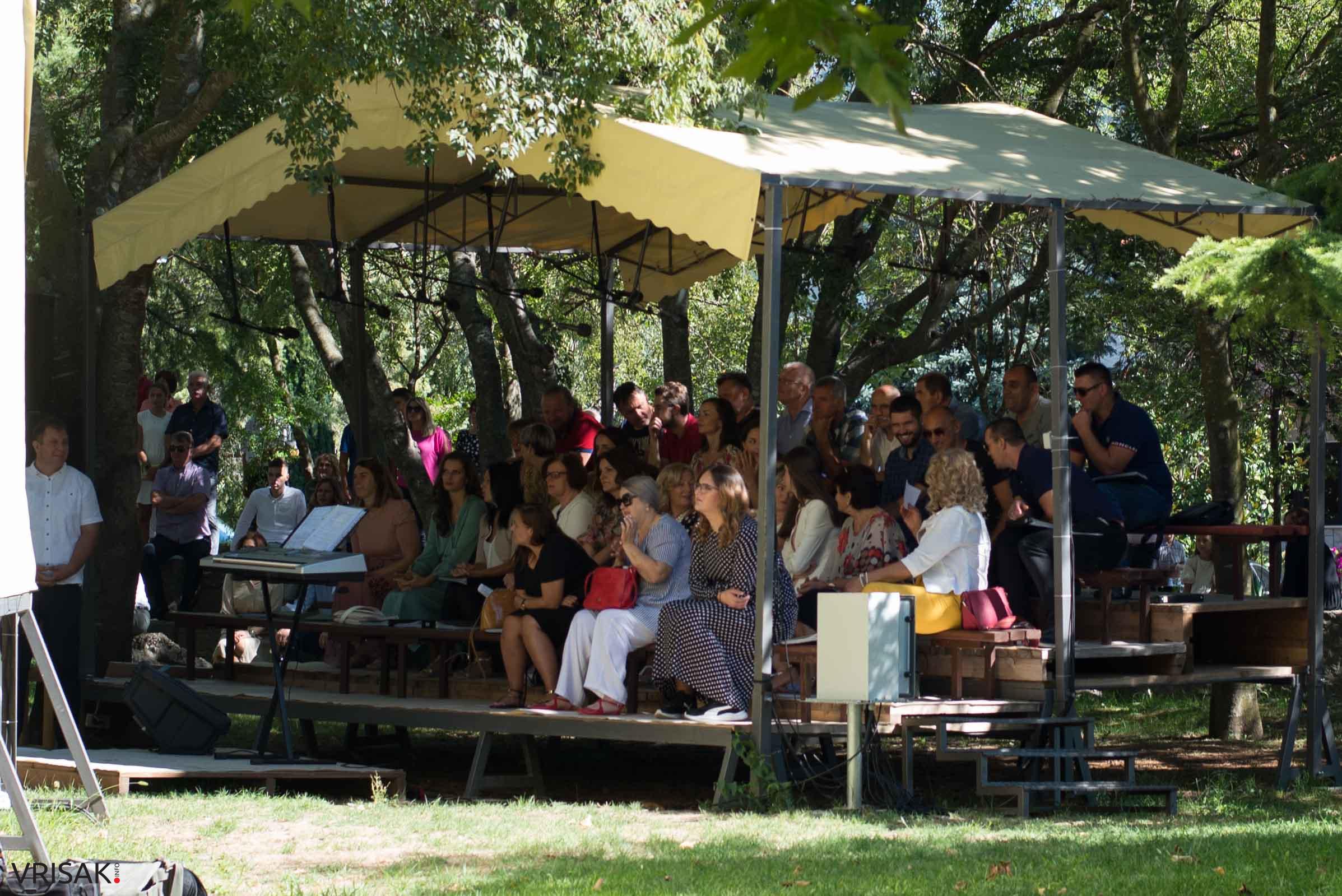 Svečano u župi Humac: 163 mladića i djevojaka primilo sakrament Krizme