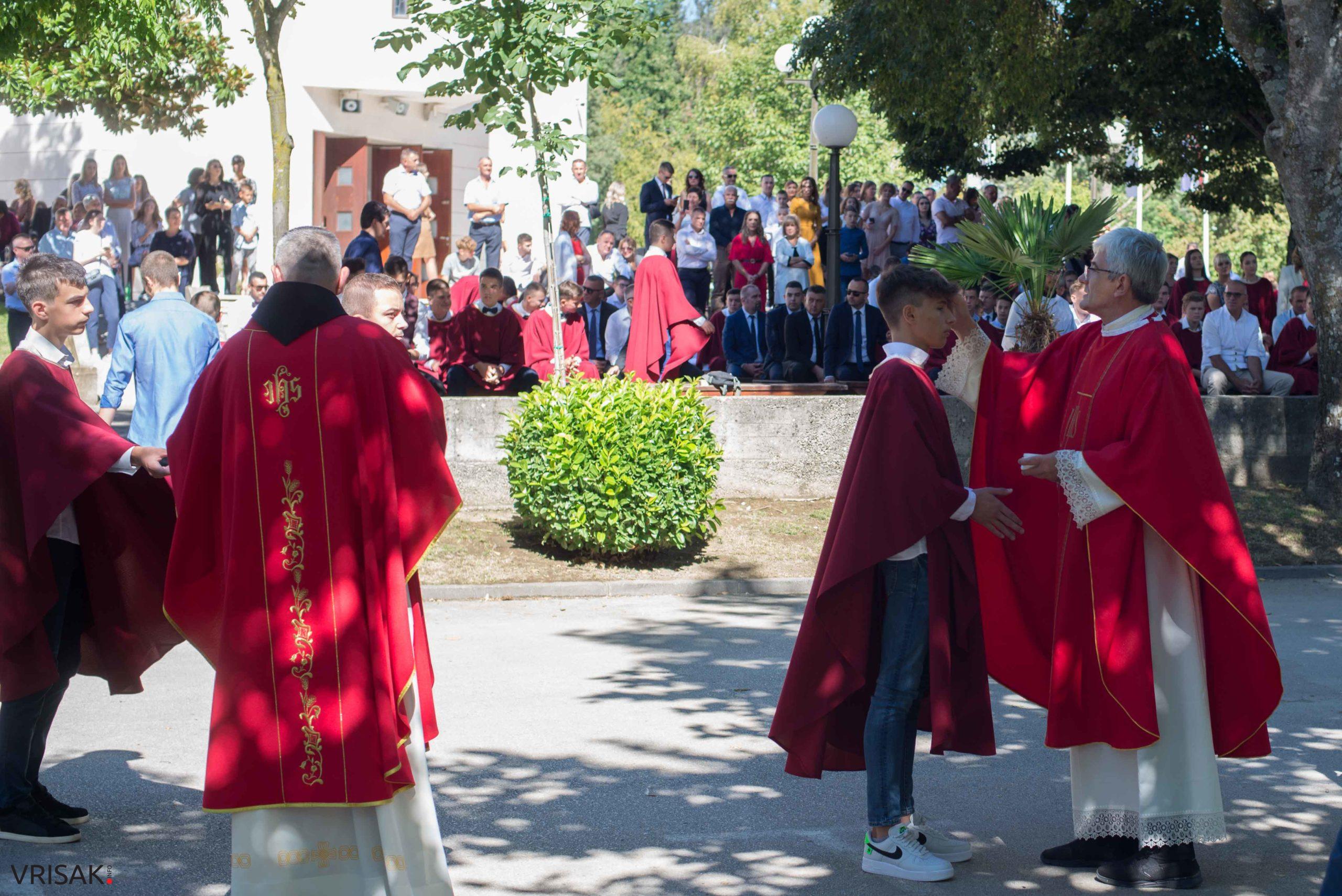 Svečano u župi Humac: 163 mladića i djevojaka primilo sakrament Krizme