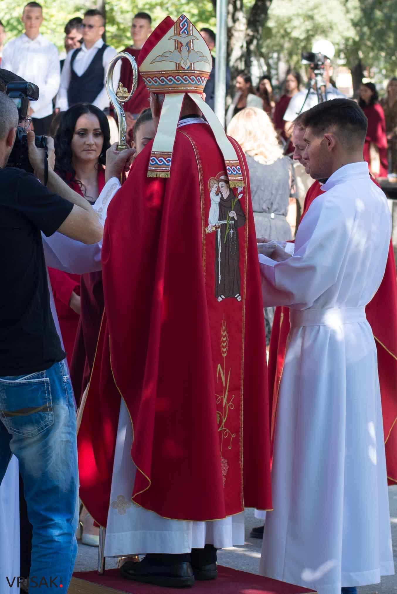 Svečano u župi Humac: 163 mladića i djevojaka primilo sakrament Krizme