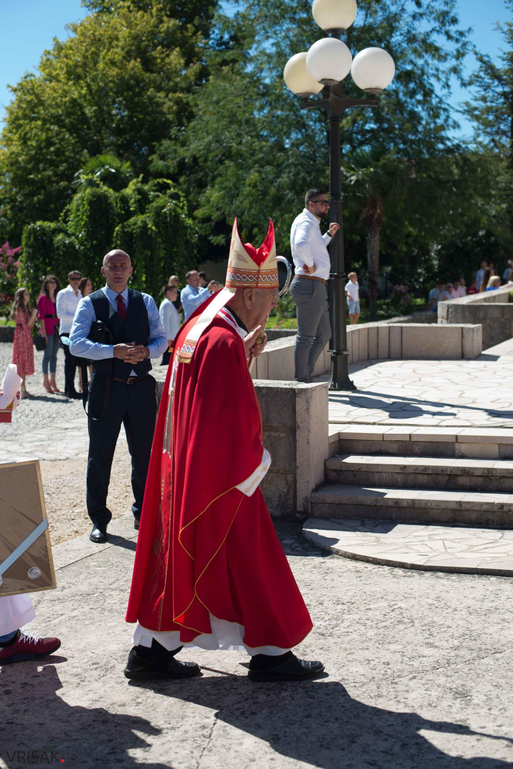 Svečano u župi Humac: 163 mladića i djevojaka primilo sakrament Krizme