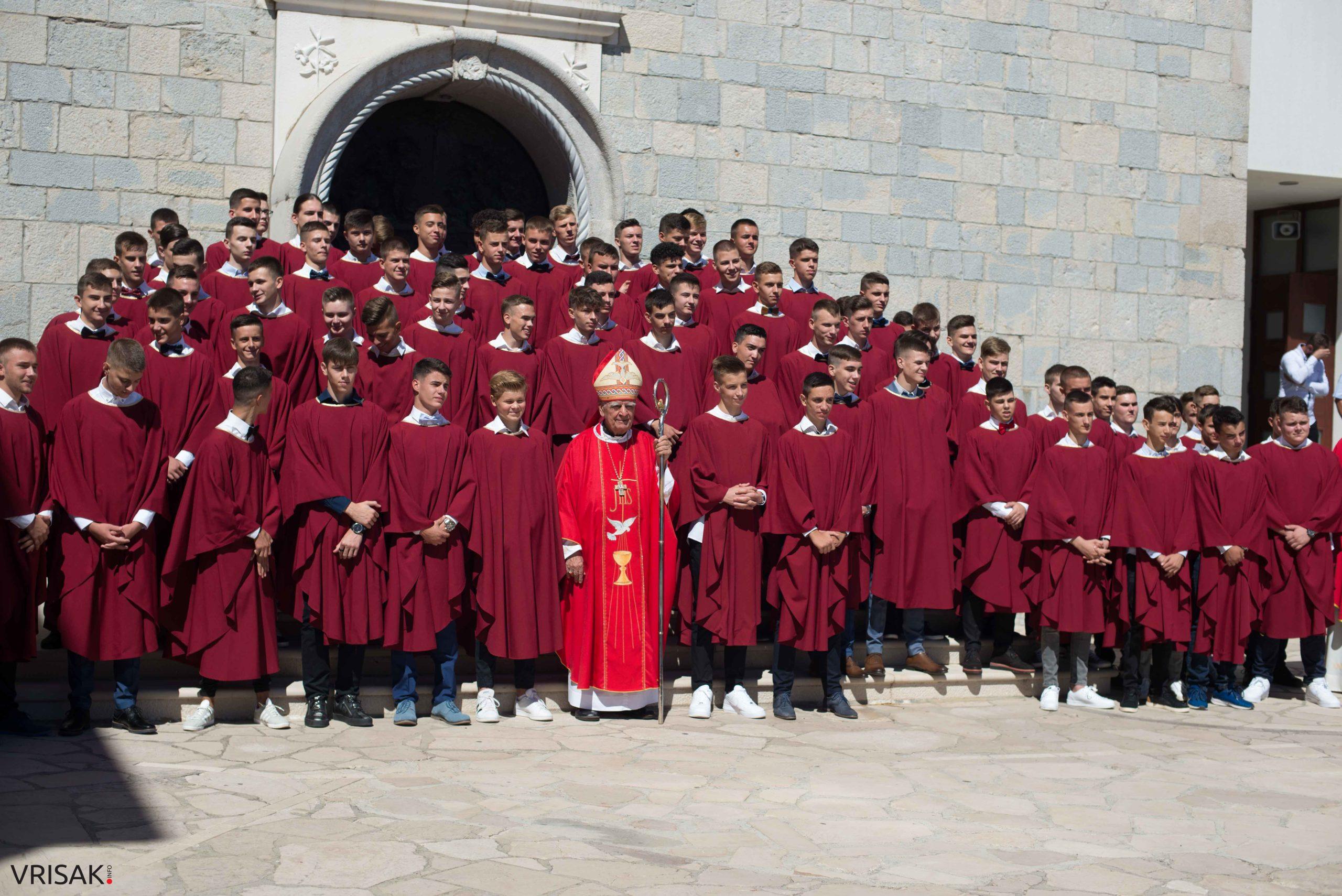 Svečano u župi Humac: 163 mladića i djevojaka primilo sakrament Krizme