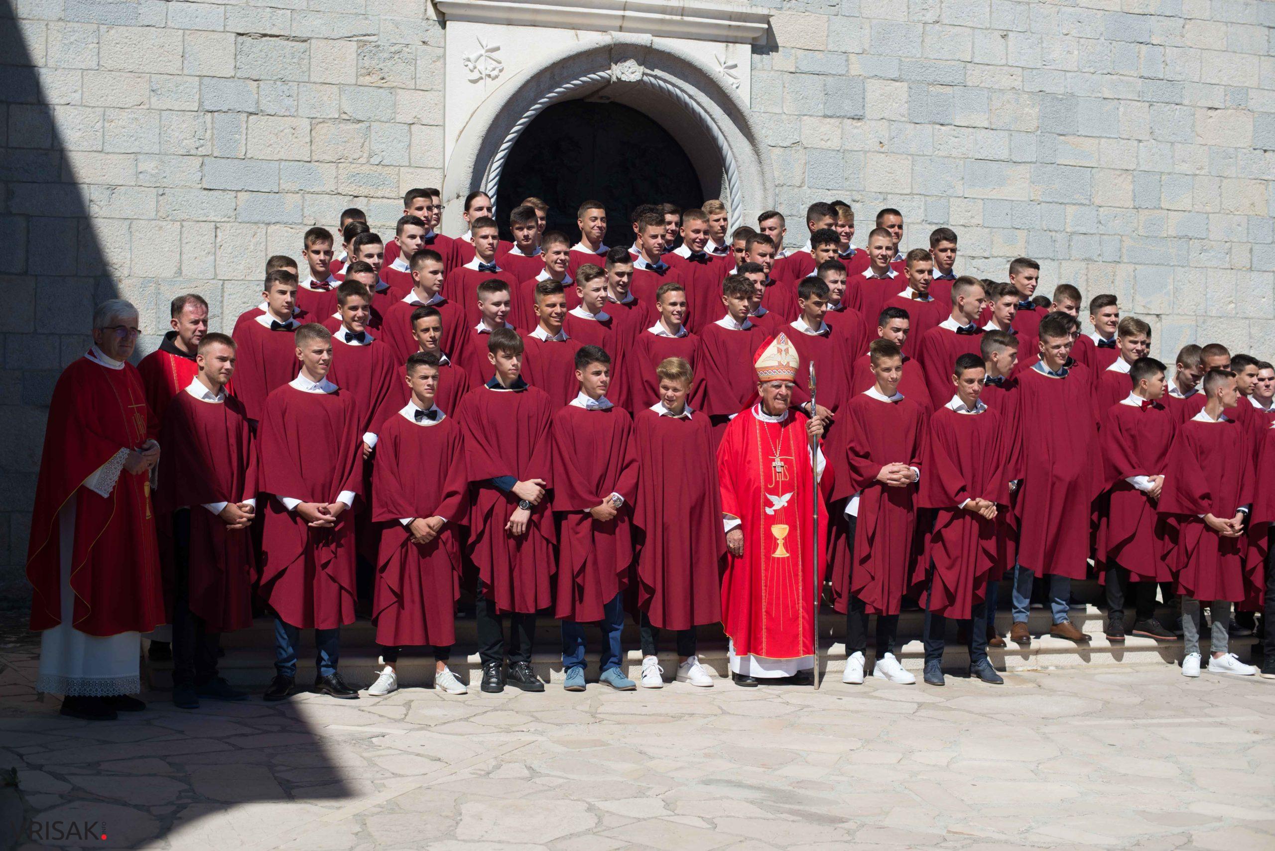 Svečano u župi Humac: 163 mladića i djevojaka primilo sakrament Krizme