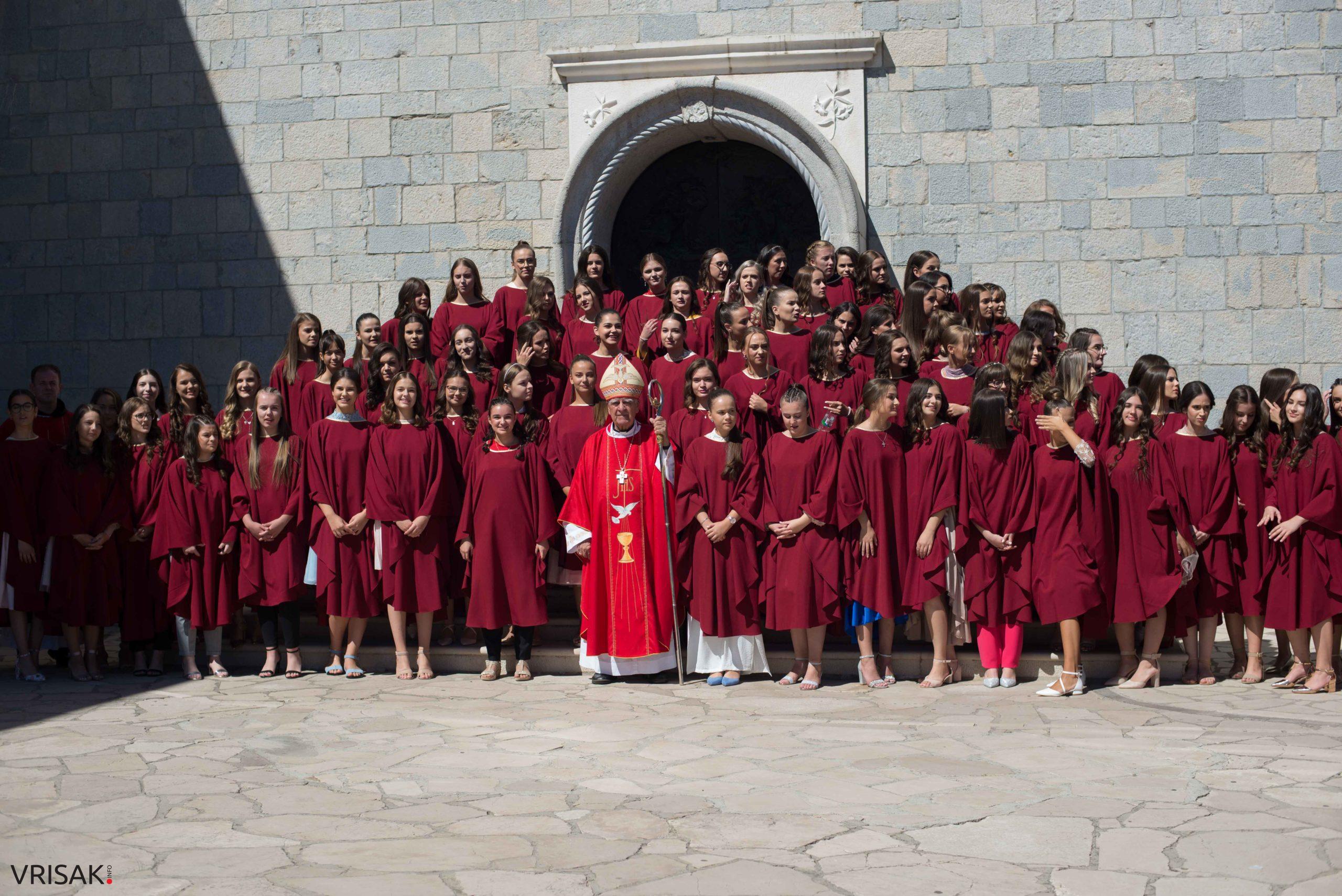 Svečano u župi Humac: 163 mladića i djevojaka primilo sakrament Krizme