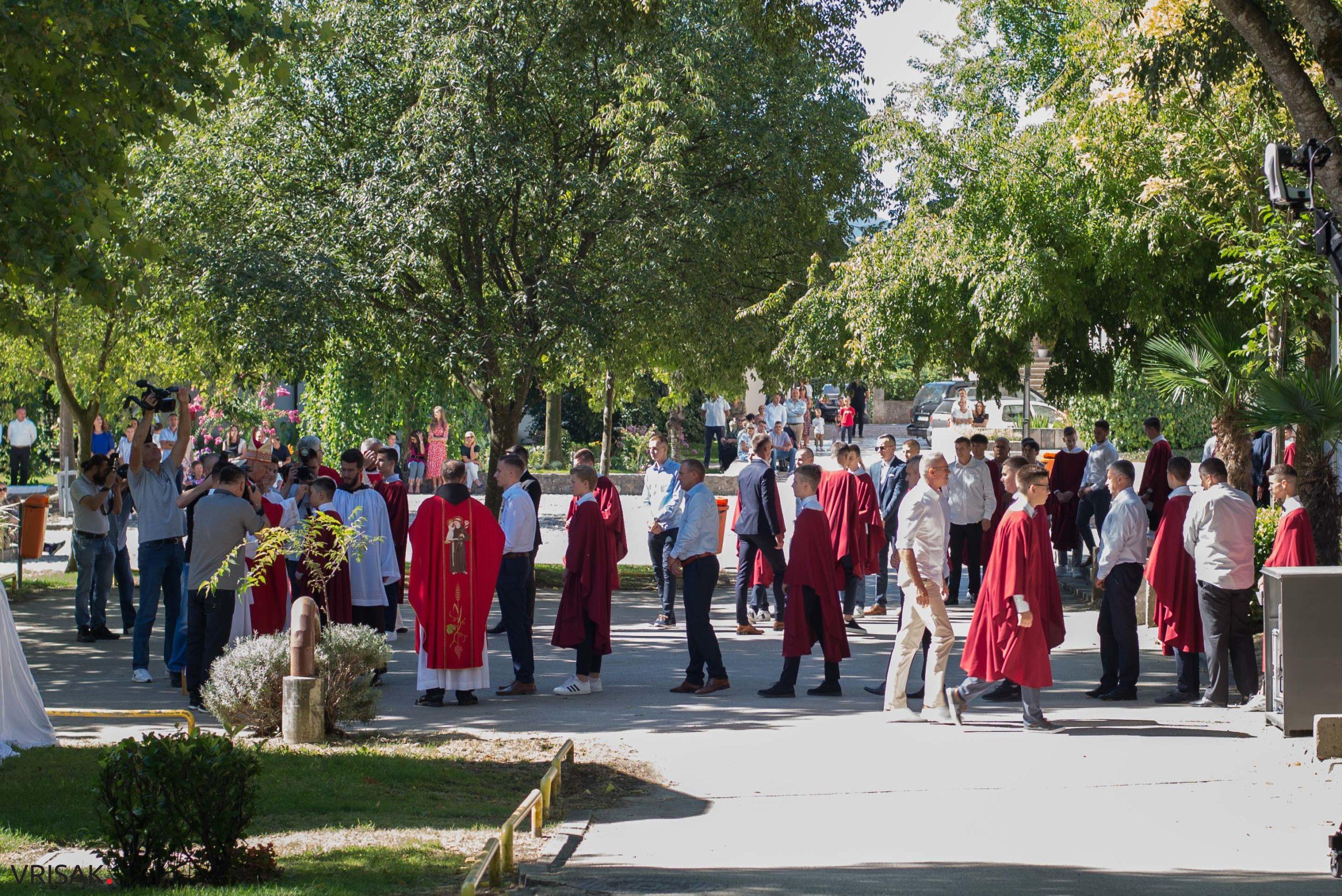 Svečano u župi Humac: 163 mladića i djevojaka primilo sakrament Krizme