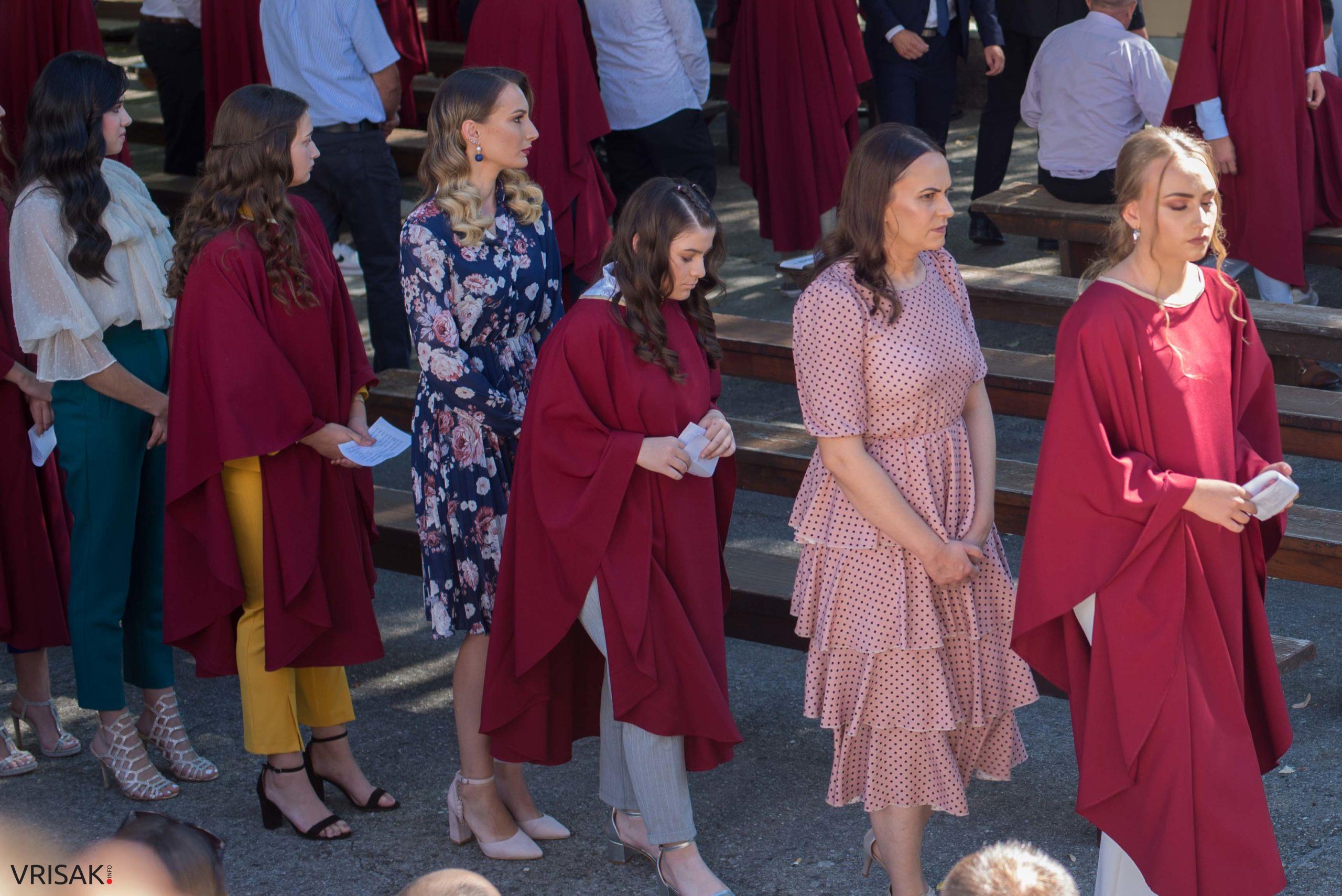 Svečano u župi Humac: 163 mladića i djevojaka primilo sakrament Krizme