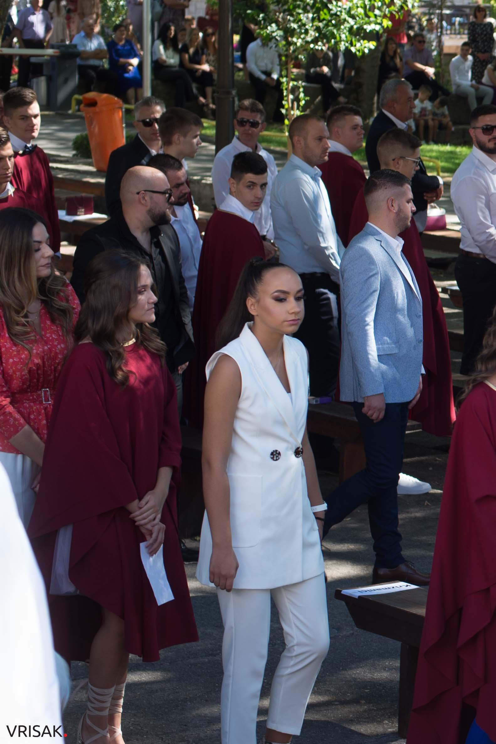 Svečano u župi Humac: 163 mladića i djevojaka primilo sakrament Krizme