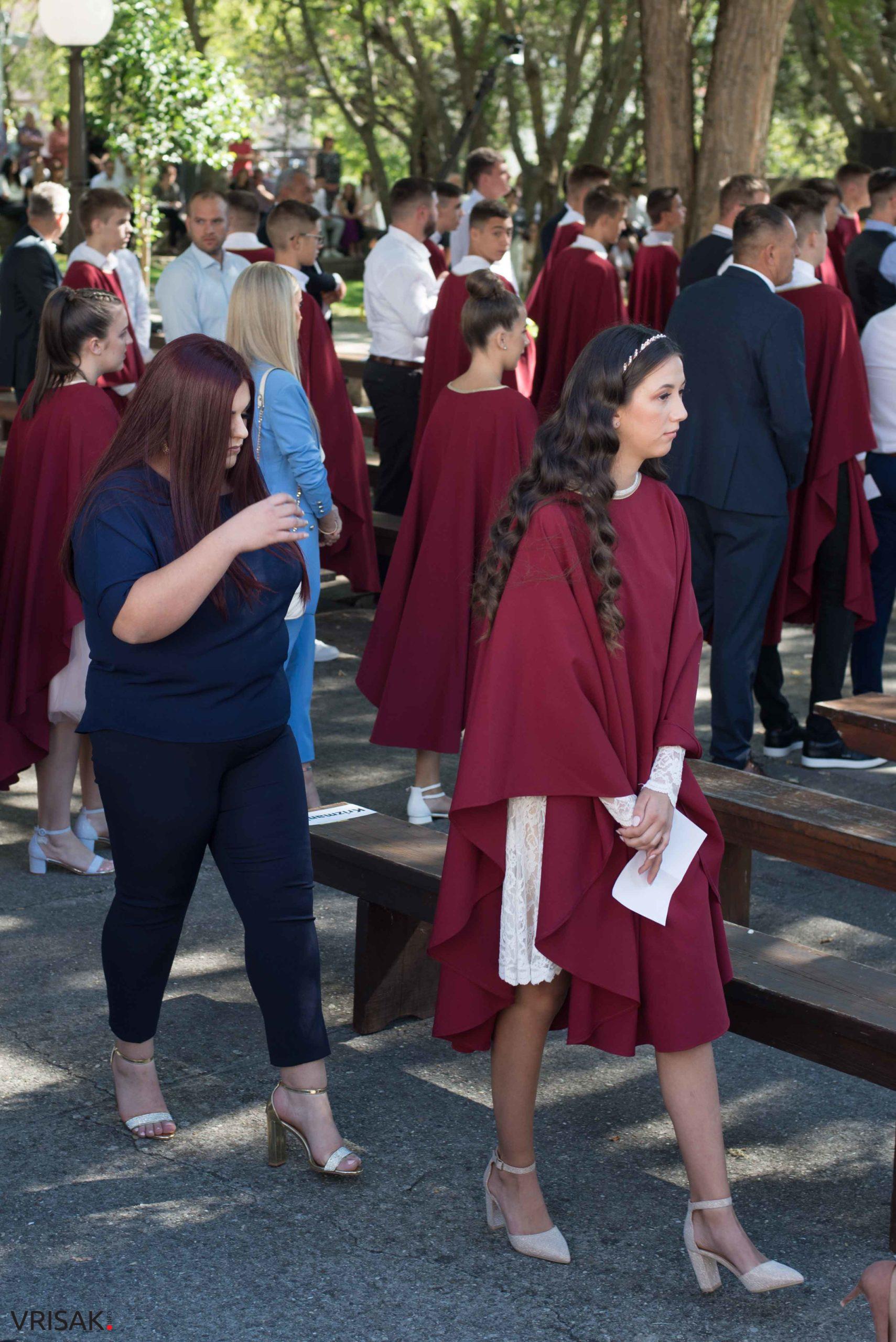 Svečano u župi Humac: 163 mladića i djevojaka primilo sakrament Krizme