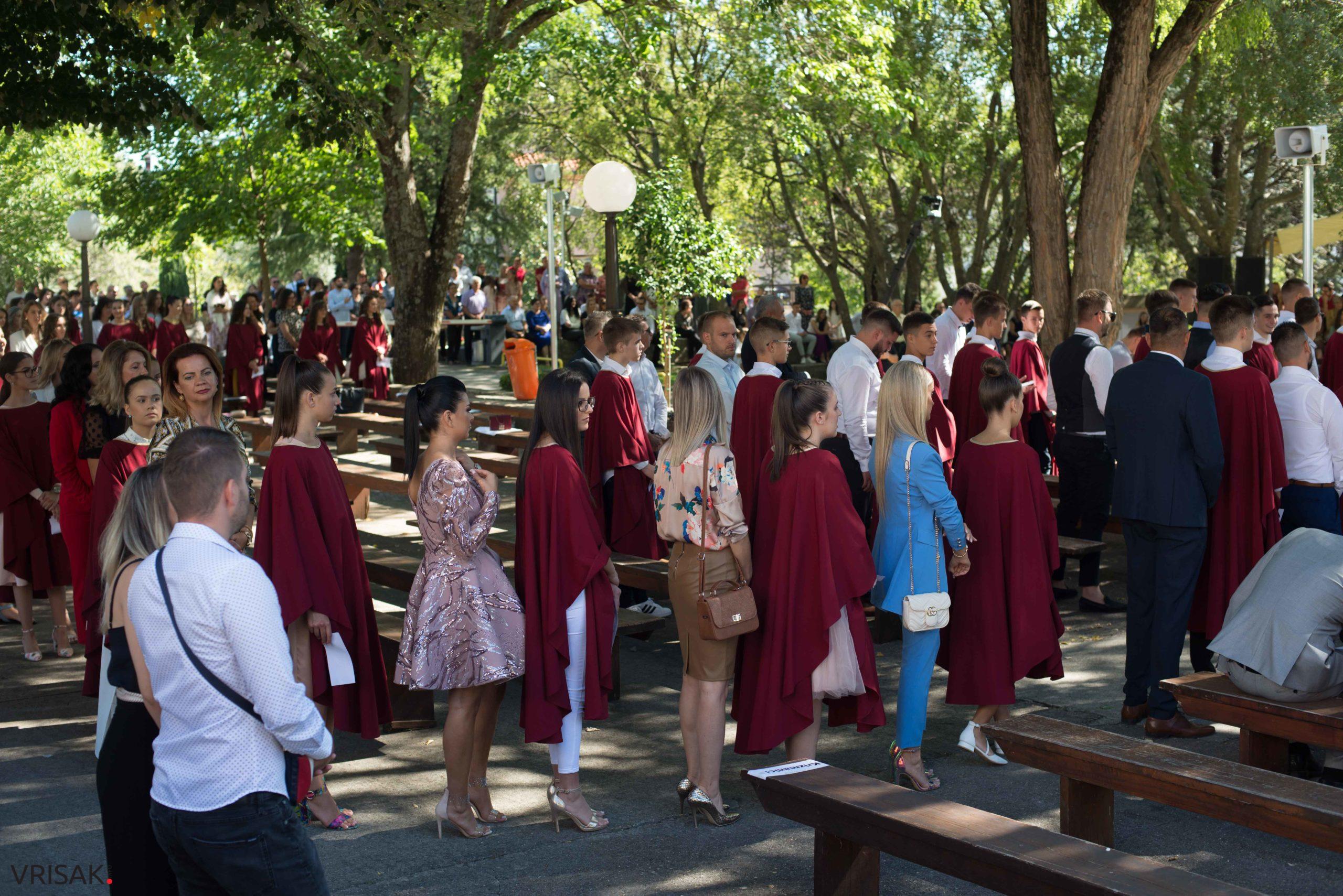 Svečano u župi Humac: 163 mladića i djevojaka primilo sakrament Krizme