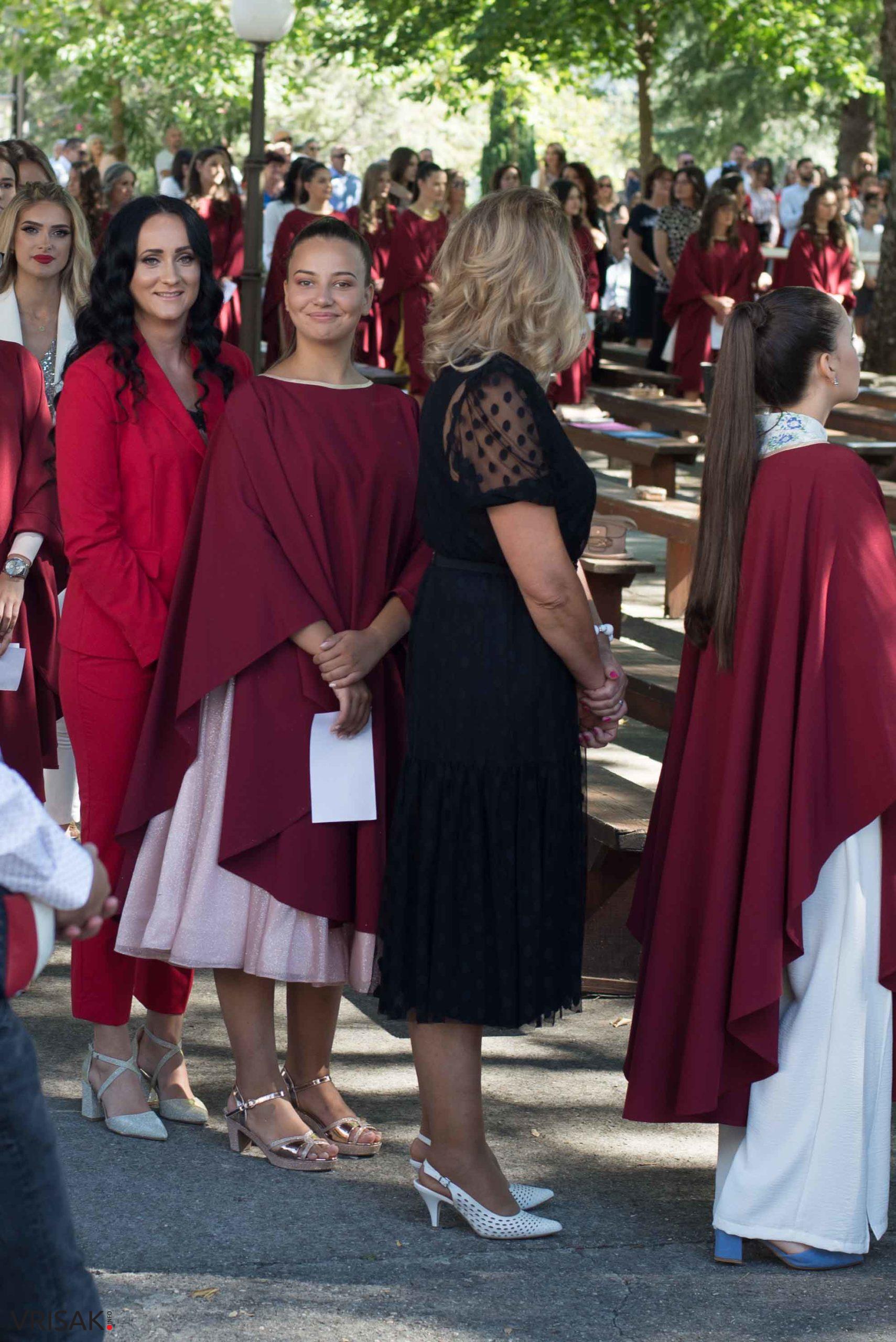 Svečano u župi Humac: 163 mladića i djevojaka primilo sakrament Krizme