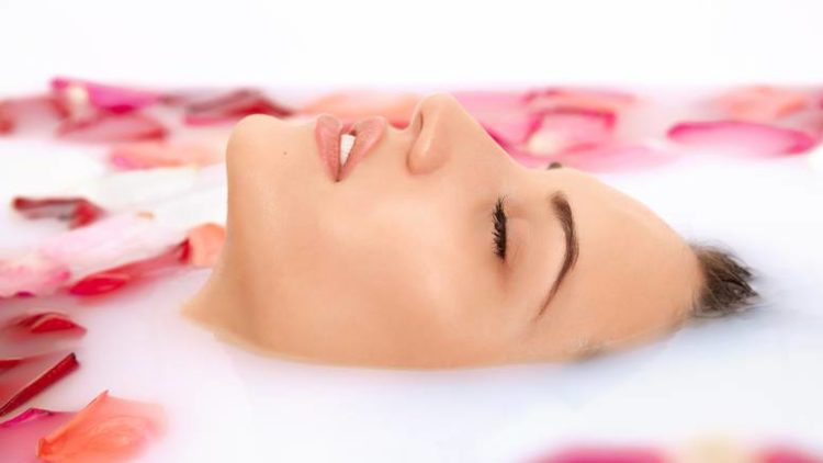 Jednostavan recept: Napravite mliječnu kupku za svilenu kožu