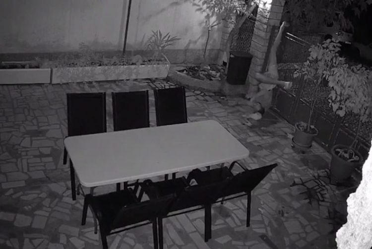 Migrant u Mostaru pokušao opljačkati kuću, ali ostao visjeti na ogradi