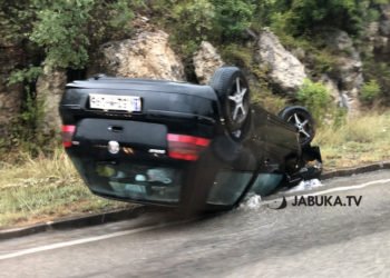 Široki Brijeg: U prometnoj nesreći golf završio na krovu