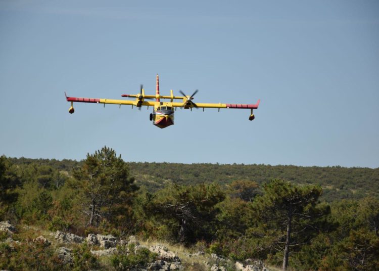 Požar iz BiH prešao na hrvatski teritorij, poslani kanaderi