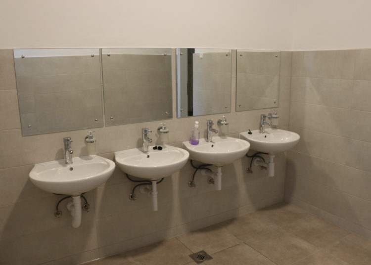 Prva osnovna škola Široki Brijeg dobila nove sanitarne čvorove, uređivale se i područne škole