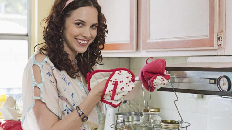 Uklonite naljepnice sa staklenki za minutu uz ovaj genijalan trik