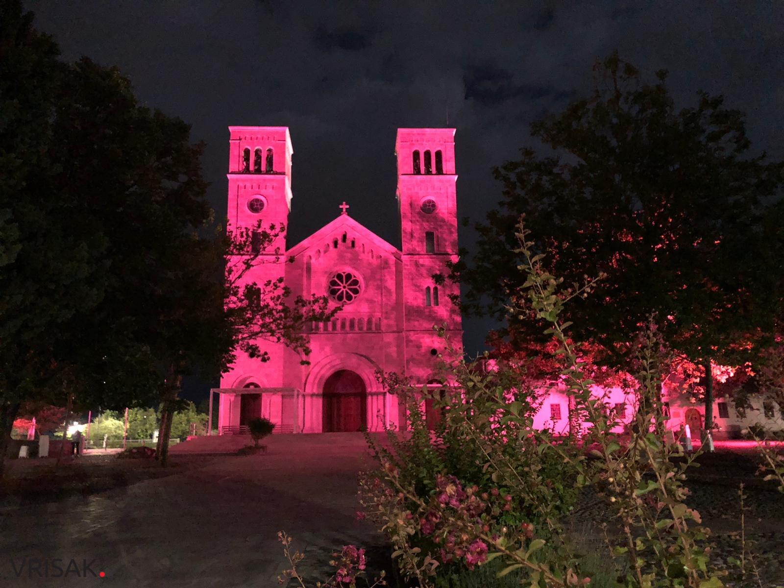Širokobriješka crkva zasjala u rozoj boji