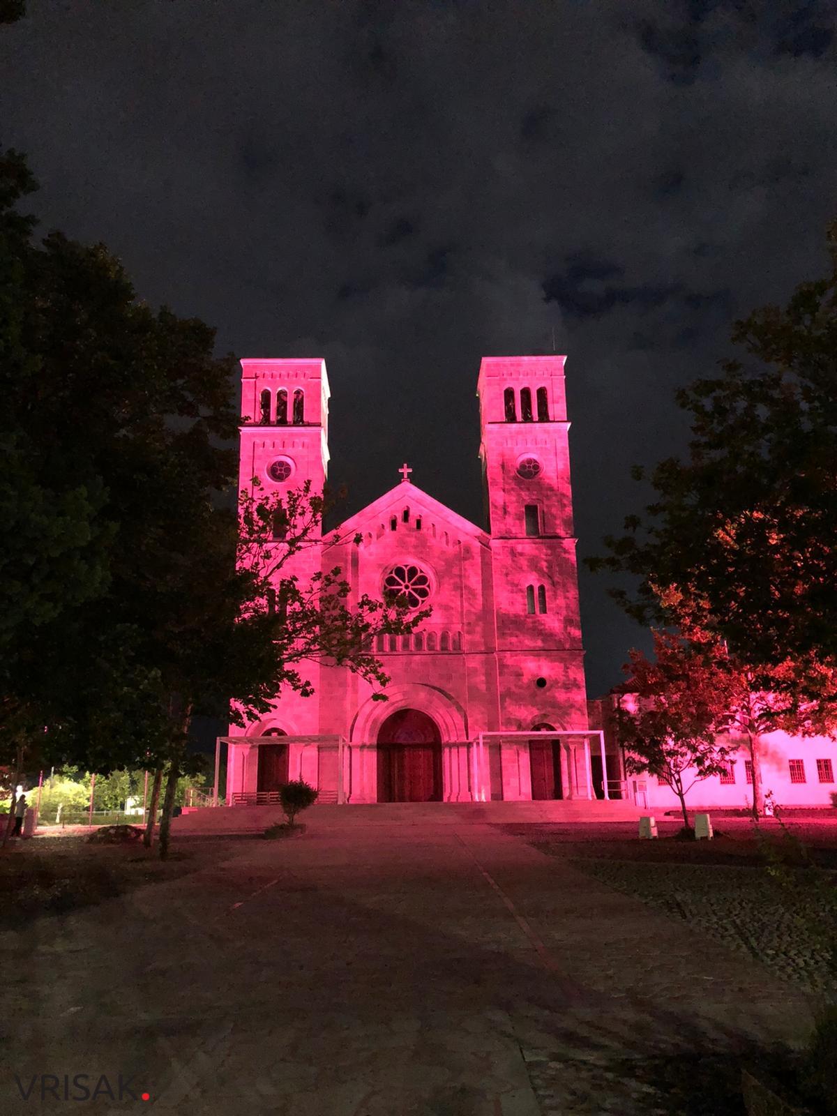 Širokobriješka crkva zasjala u rozoj boji