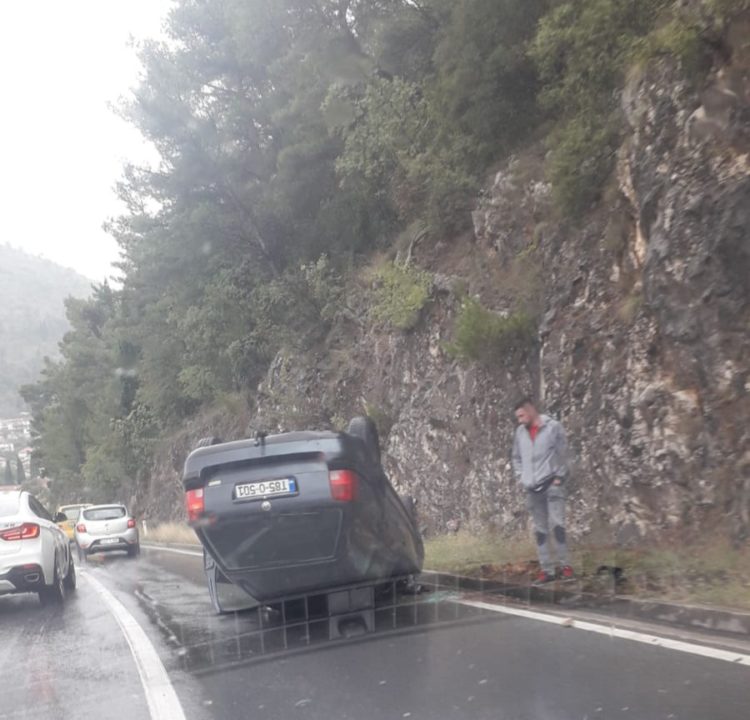 Prometna nesreća na Žovnici, automobil završio na krovu