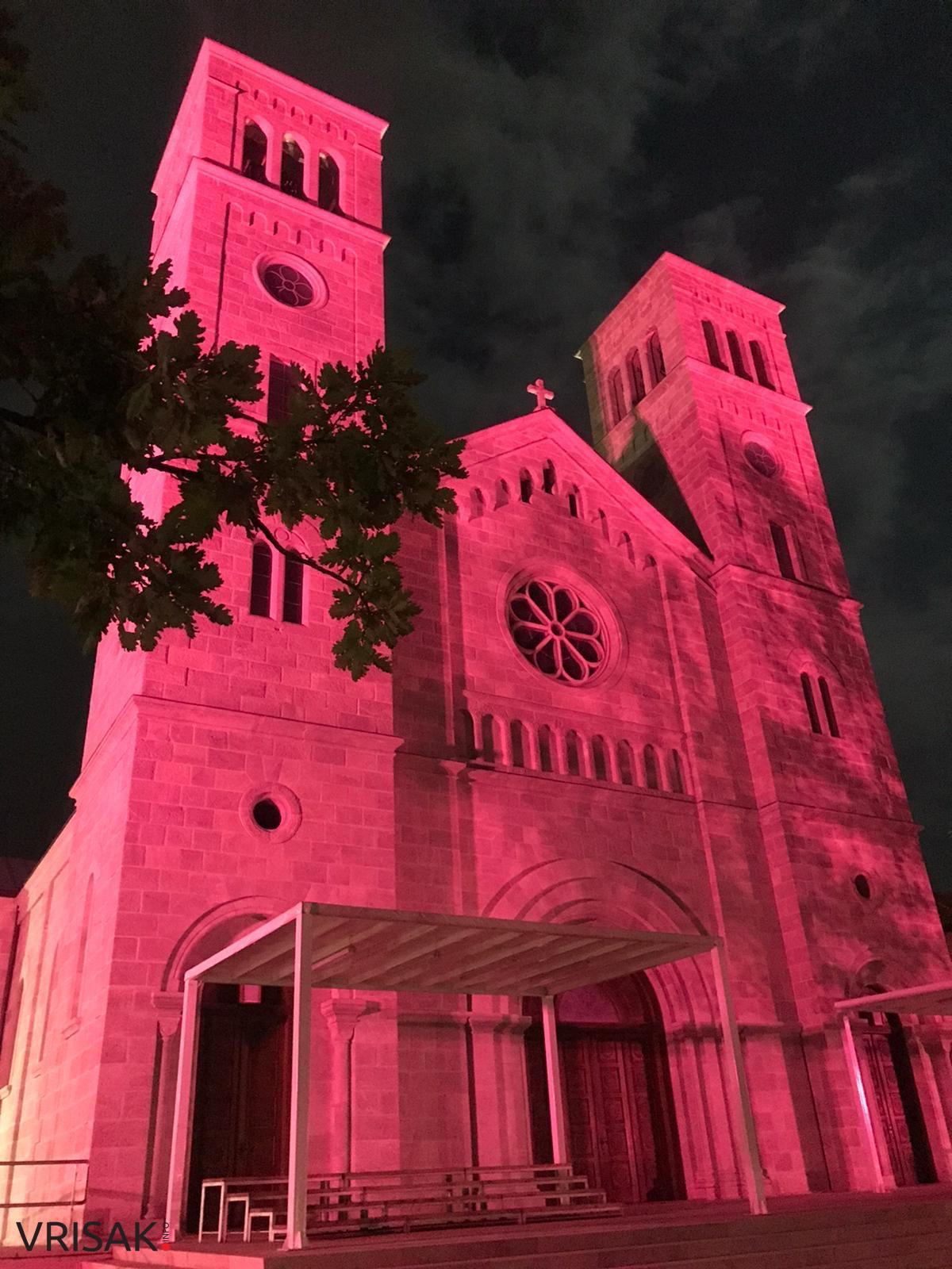 Širokobriješka crkva zasjala u rozoj boji