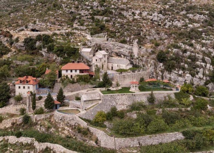 Senzacionalno arheološko otkriće kod Ravnog: Pronađena ploča oltarne pregrade iz 9. stoljeća