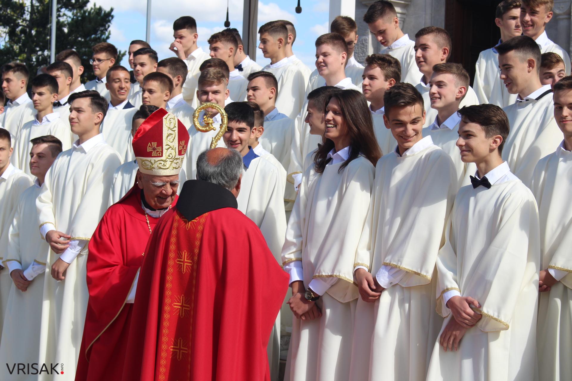 Široki Brijeg: 182 mladih župljana primilo sakrament Svete potvrde