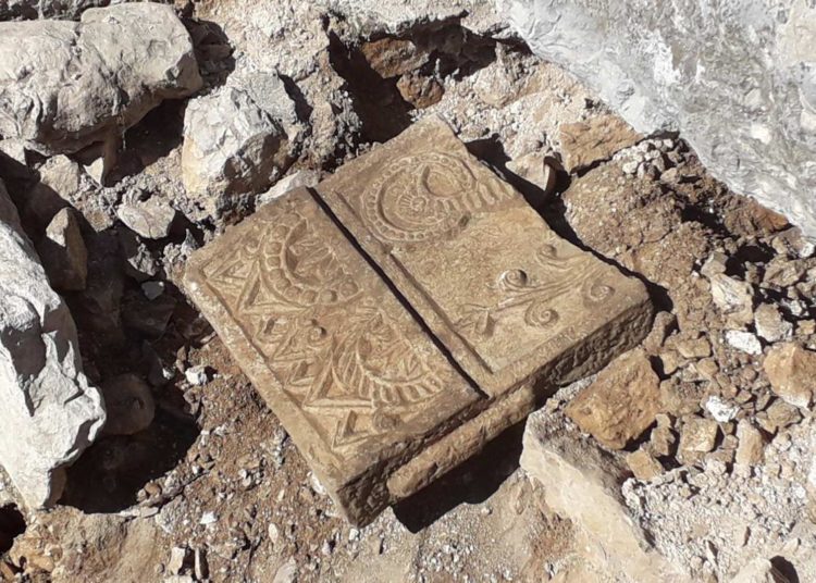 Senzacionalno arheološko otkriće kod Ravnog: Pronađena ploča oltarne pregrade iz 9. stoljeća