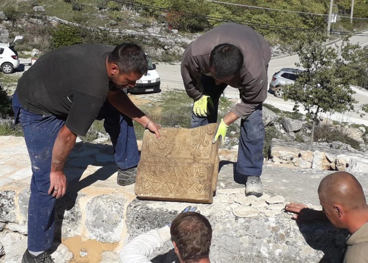Senzacionalno arheološko otkriće kod Ravnog: Pronađena ploča oltarne pregrade iz 9. stoljeća
