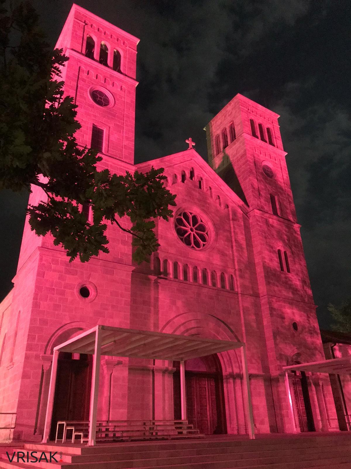 Širokobriješka crkva zasjala u rozoj boji