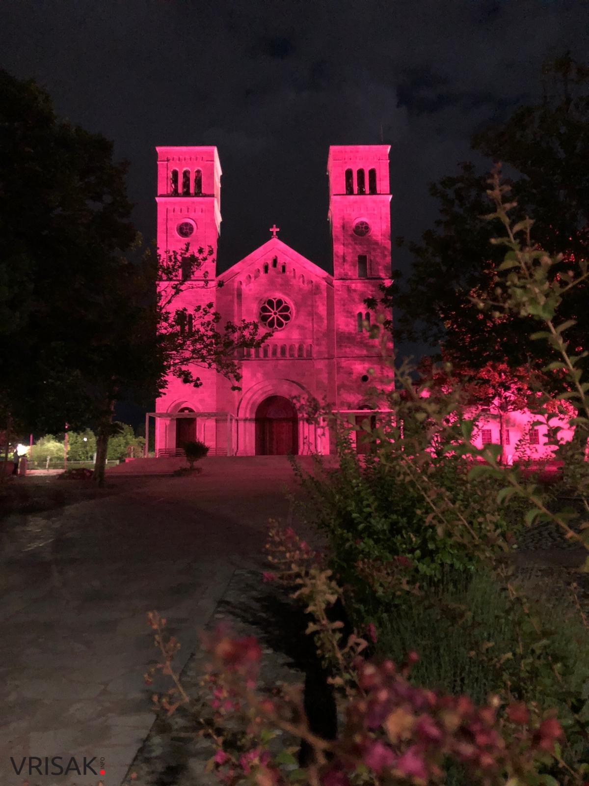Širokobriješka crkva zasjala u rozoj boji