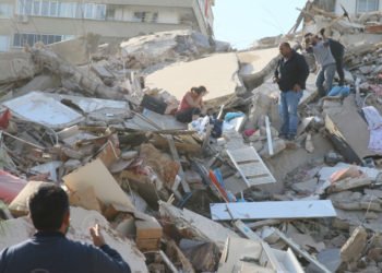 Užasne scene iz Izmira, urušilo se najmanje pet zgrada