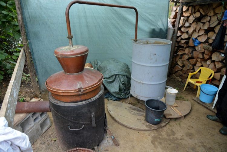 Pekli rakiju pa izazvali požar na gospodarskoj zgradi