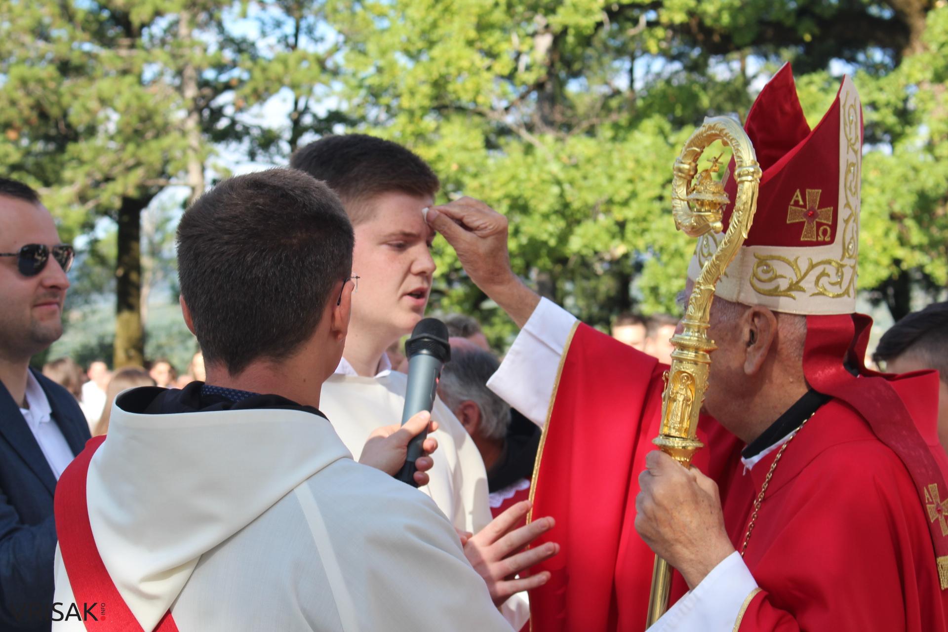 Široki Brijeg: 182 mladih župljana primilo sakrament Svete potvrde