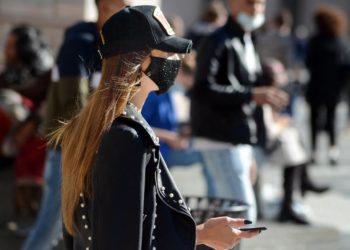 Nije higijenski spremiti masku u džep, torbu ili na retrovizor u autu… Evo gdje ju pohraniti