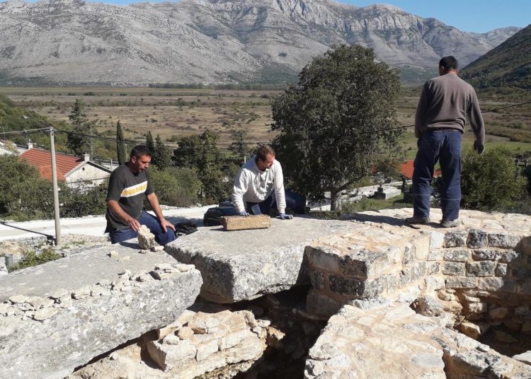 Senzacionalno arheološko otkriće kod Ravnog: Pronađena ploča oltarne pregrade iz 9. stoljeća