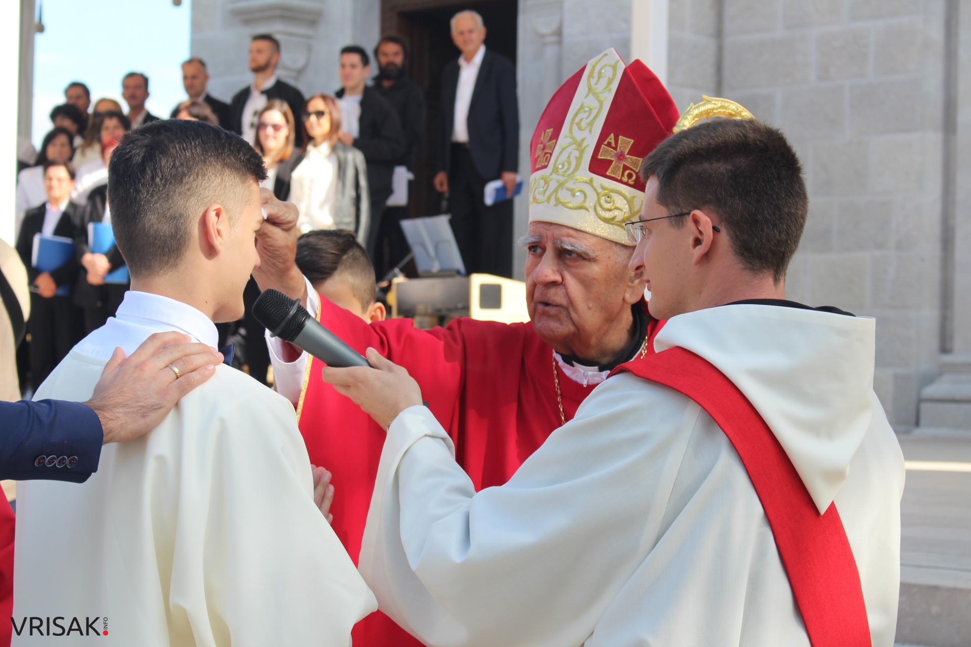 Široki Brijeg: 182 mladih župljana primilo sakrament Svete potvrde