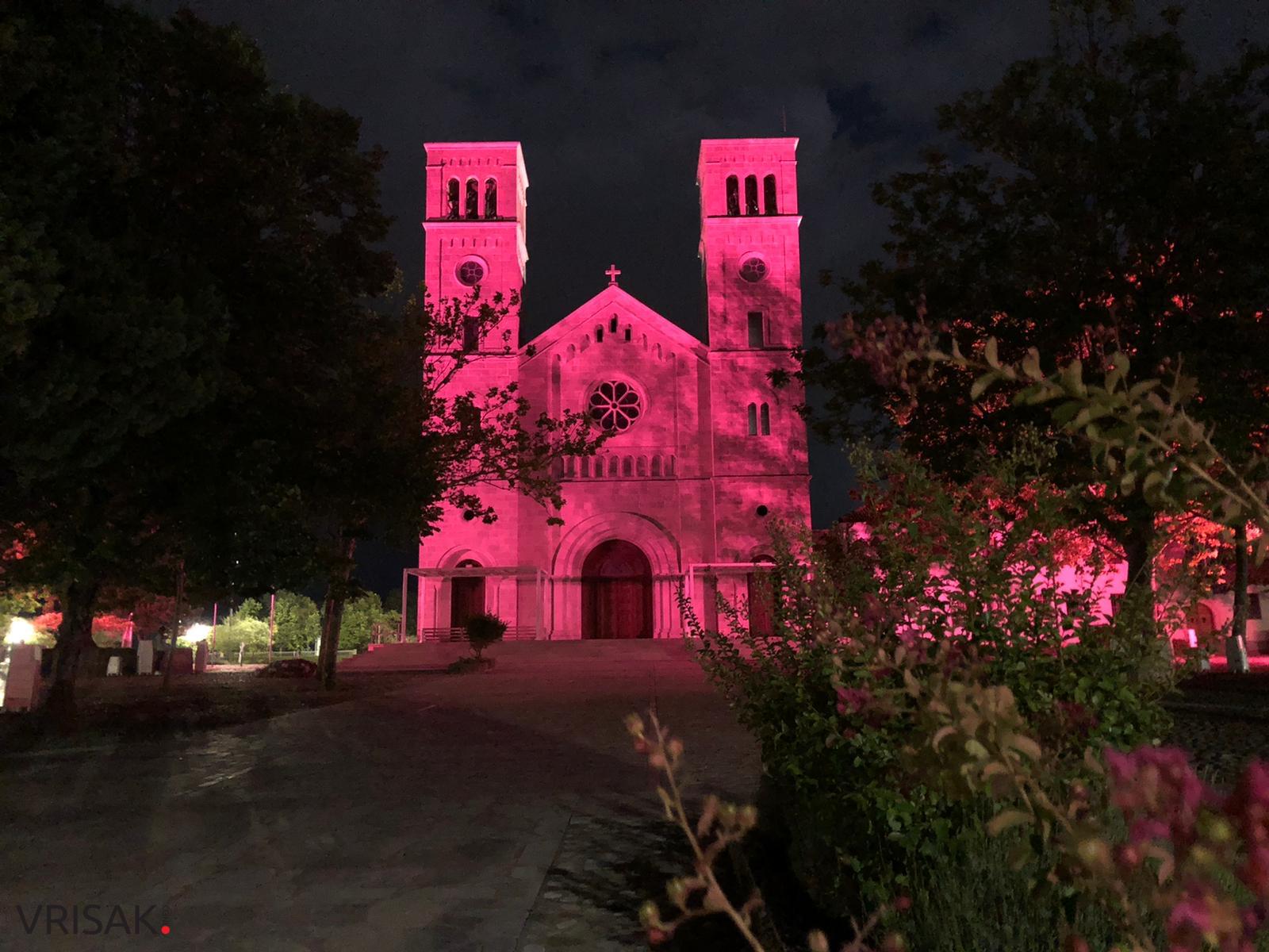 Širokobriješka crkva zasjala u rozoj boji