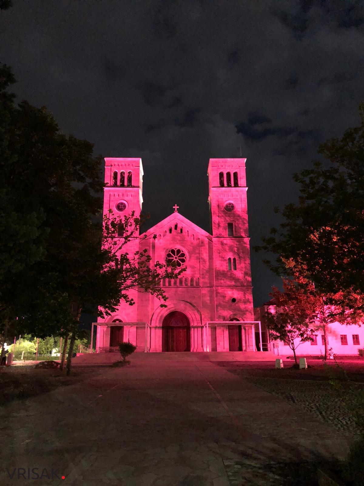 Širokobriješka crkva zasjala u rozoj boji